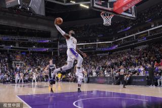 着球员的身 着球员的身